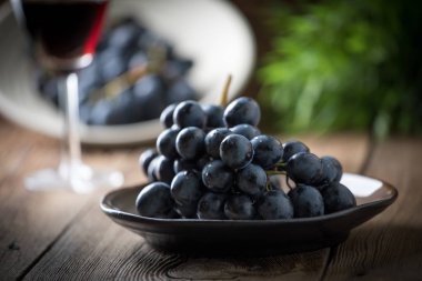 Kabın içinde Kara üzüm.