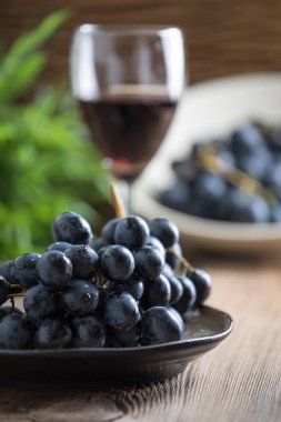 Kabın içinde Kara üzüm.