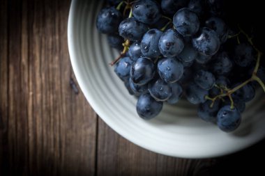 Kabın içinde Kara üzüm.