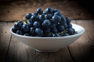 Kabın içinde Kara üzüm.