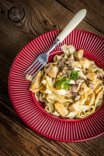 Tagliatelle pasta with forest mushrooms and chicken. — Stock Photo, Image