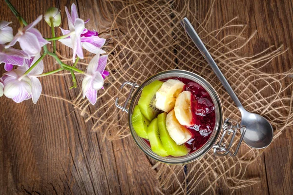 Chia seed pudding with fruit. — Stock Photo, Image