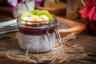 Chia tohum puding meyve ile.