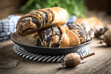 Haşhaş tohumu ve buzlanma ile tatlı buns.