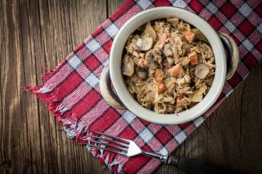 Geleneksel Lehçe lahana turşusu (bigos).