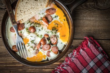 Yumurta ile doğranmış sosis pişmiş lezzetli.