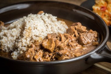 Pişirilmiş etli arpa kabuğu çıkarılmış tane.