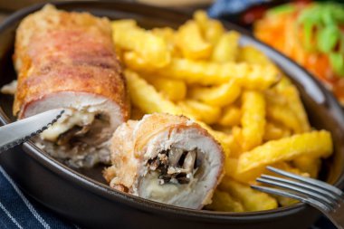 Kızarmış tavuk göğsü dolması ile mantar ve peynir ben sarılmış