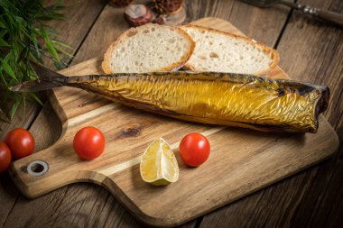 füme uskumru ve ekmek.