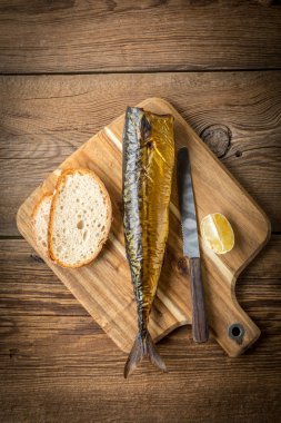 füme uskumru ve ekmek.