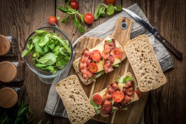 Ciabatta sandviç Roka Salatası, pastırma ve sarı peynir ile.
