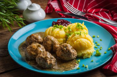 Köfte Patates dereotu sos ile.