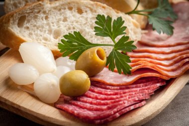 Dilimlenmiş sosis, salam, zeytin, marine edilmiş soğan, cuc tapas