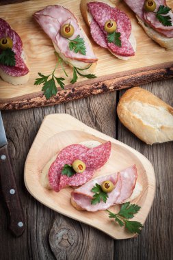 Tapas dilimlenmiş sosis, salam, zeytin ve maydanoz ile.