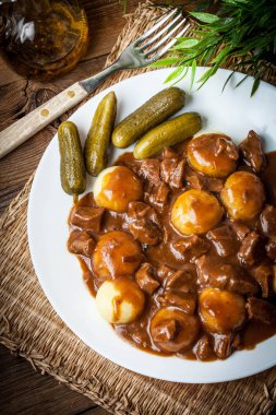 Silesian erişte ve sos ile servis güveç.