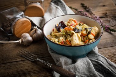 tavuklu ve sebzeli risotto.