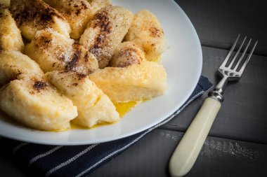 Tarçın ve şeker ile tembel köfte.