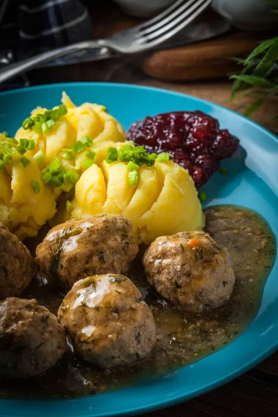 Köfte Patates dereotu sos ile.