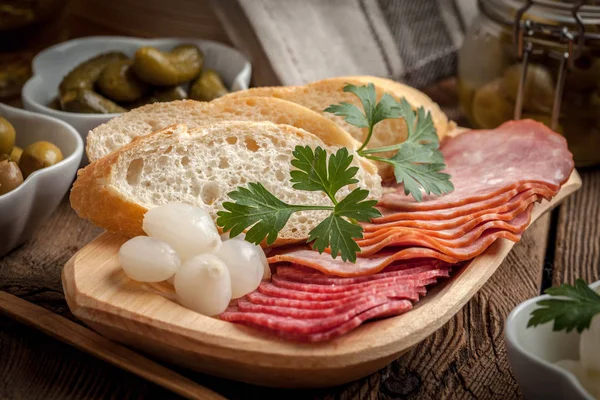 Tapas con salsiccia affettata, salame, olive, cipolle marinate, cubetti — Foto Stock