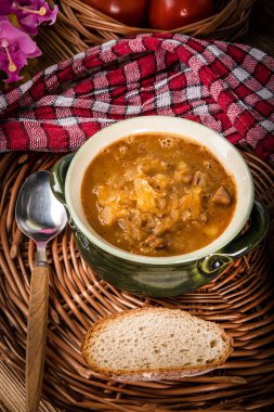 Geleneksel Rus ekşi lahana çorbası..