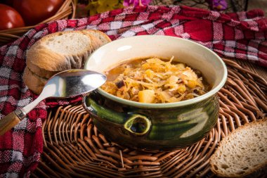 Geleneksel Rus ekşi lahana çorbası..