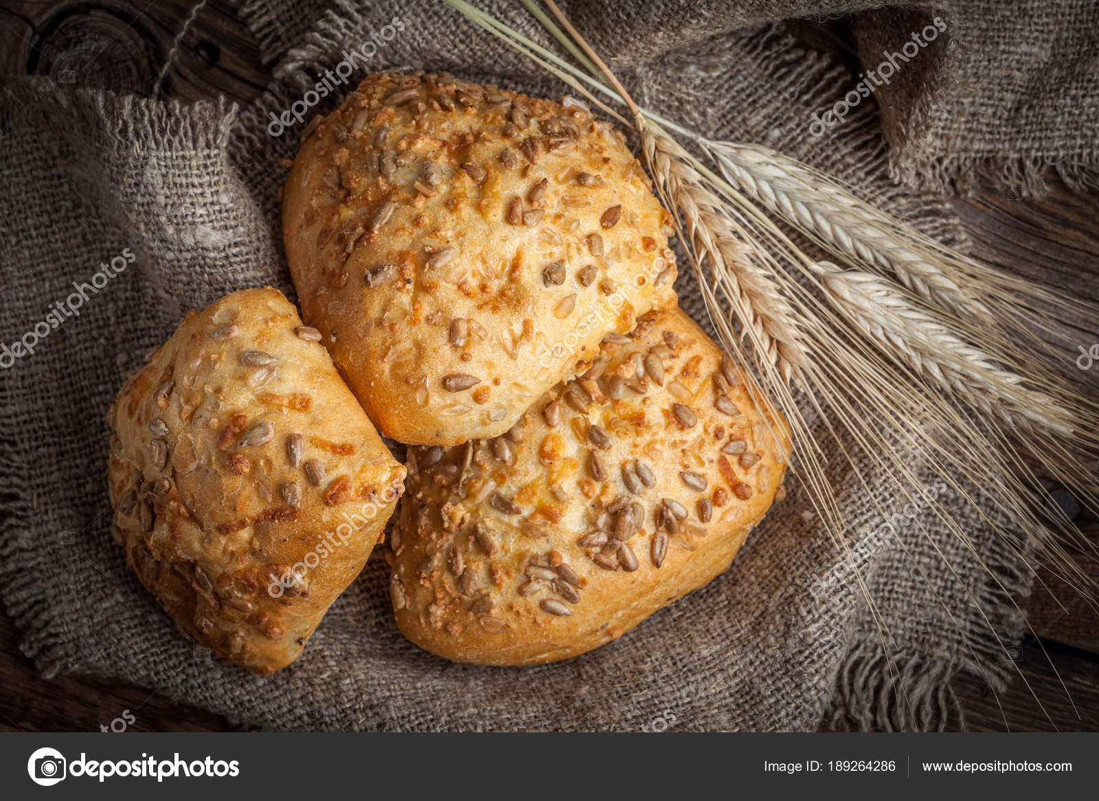 Frische Brötchen mit Sonnenblumenkernen — Stockfoto © firea #189264286