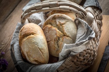 Rulo ekmek sepeti masada.