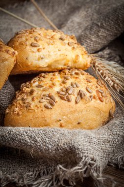 Ayçiçeği tohumu ile taze buns.