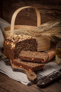 Bütün tahıl çavdar ekmeği tohumları ile.