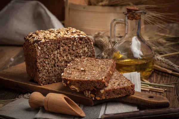 Pão de centeio integral de grãos com sementes . — Fotografia de Stock