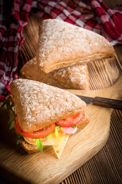 Peynir, jambon ve domates ile üçgen sandviç. — Stok fotoğraf