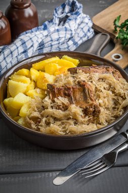 Kızarmış kaburga lahana turşusu.