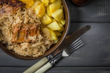 Kızarmış kaburga lahana turşusu.