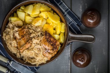 Kızarmış kaburga lahana turşusu.