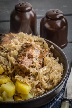 Kızarmış kaburga lahana turşusu.