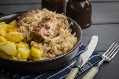 Kızarmış kaburga lahana turşusu.