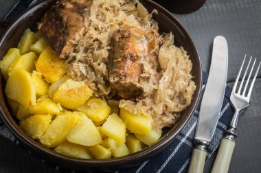 Kızarmış kaburga lahana turşusu.