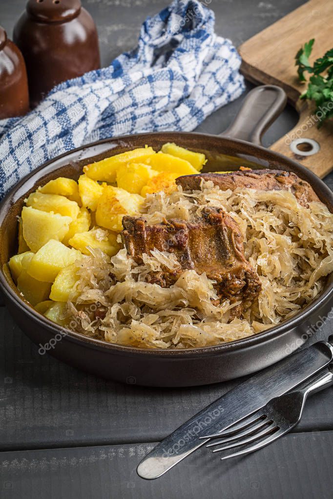 Gebratene Rippchen in sauerkraut — Stockfoto © firea 189737132