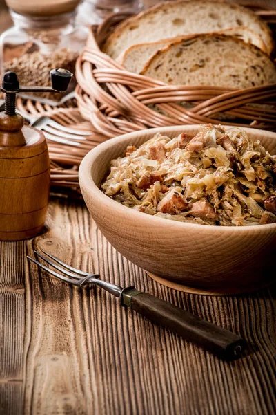 Біго - тушкована капуста з м'ясом, сушеними грибами та копченою ковбасою — стокове фото