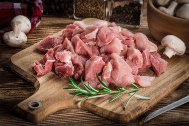 çiğ et güveç için doğranmış.