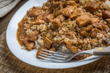 Pişirilmiş etli arpa kabuğu çıkarılmış tane.