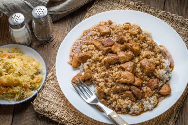 Pişirilmiş etli arpa kabuğu çıkarılmış tane.