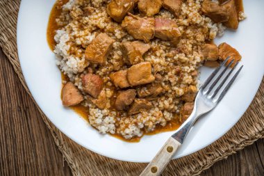 Pişirilmiş etli arpa kabuğu çıkarılmış tane.