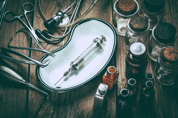 Instrumentos médicos antiguos . — Foto de Stock