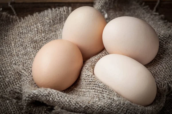 Rohe Bio-Bauernhof-Eier. — Stockfoto