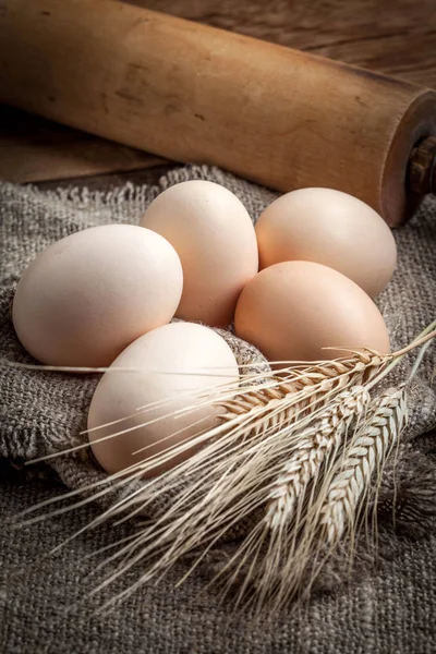 Huevos de granja ecológicos crudos . — Foto de Stock
