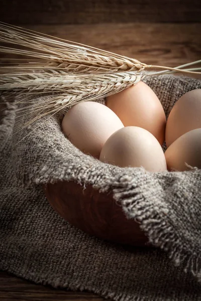 Rauwe biologische boerderij eieren. — Stockfoto