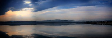 Gölde gün batımı.