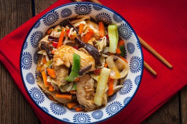 Kase sebze ile kızarmış tavuk.