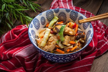 Kase sebze ile kızarmış tavuk.